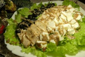 recepti smachnij pikantnij salat z pechenoyu kurkoyu pid gorixovim sousom 6879992a76f43 Рецепти: Смачний пікантний салат з печеною куркою під горіховим соусом
