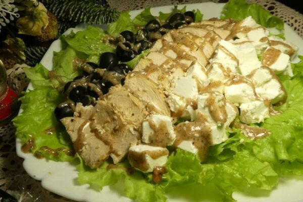 recepti smachnij pikantnij salat z pechenoyu kurkoyu pid gorixovim sousom 6879992a76f43 Рецепти: Смачний пікантний салат з печеною куркою під горіховим соусом