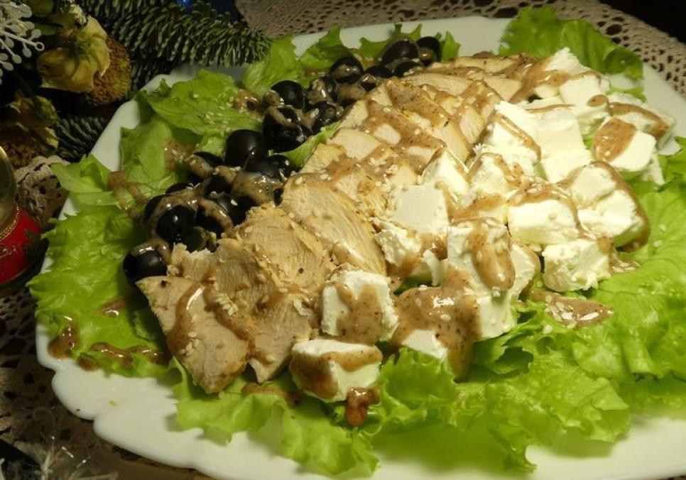 recepti smachnij pikantnij salat z pechenoyu kurkoyu pid gorixovim sousom 6879992a76f43 Рецепти: Смачний пікантний салат з печеною куркою під горіховим соусом