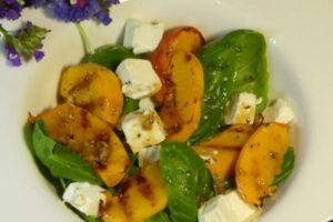 recepti smachnij pikantnij salat z persikami ta sirom feta 68705db1ed00b Рецепти: Смачний пікантний салат з персиками та сиром фета