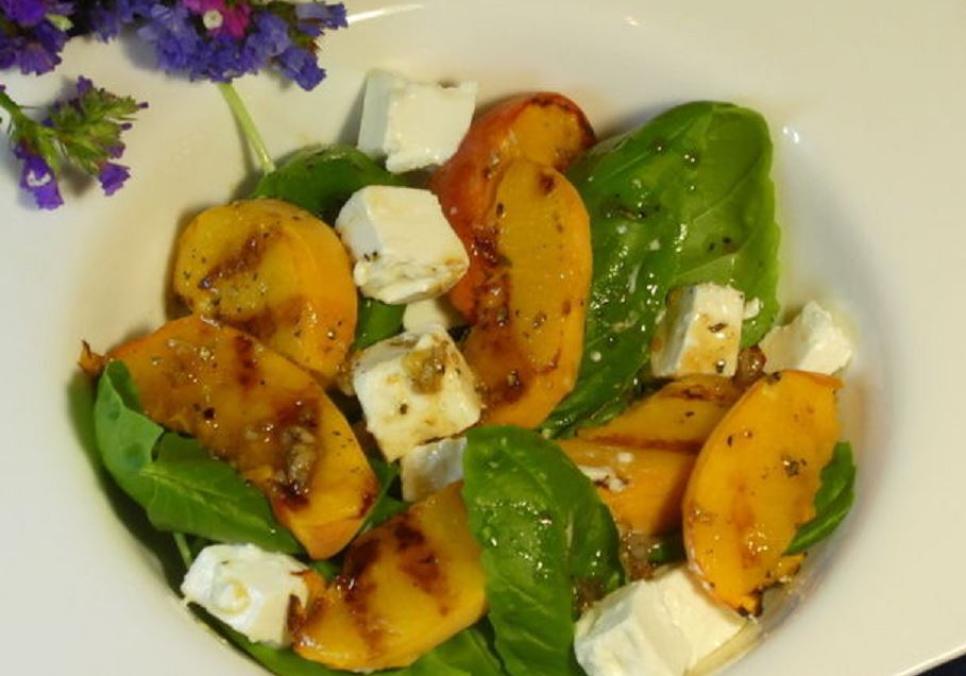 recepti smachnij pikantnij salat z persikami ta sirom feta 68705db1ed00b Рецепти: Смачний пікантний салат з персиками та сиром фета