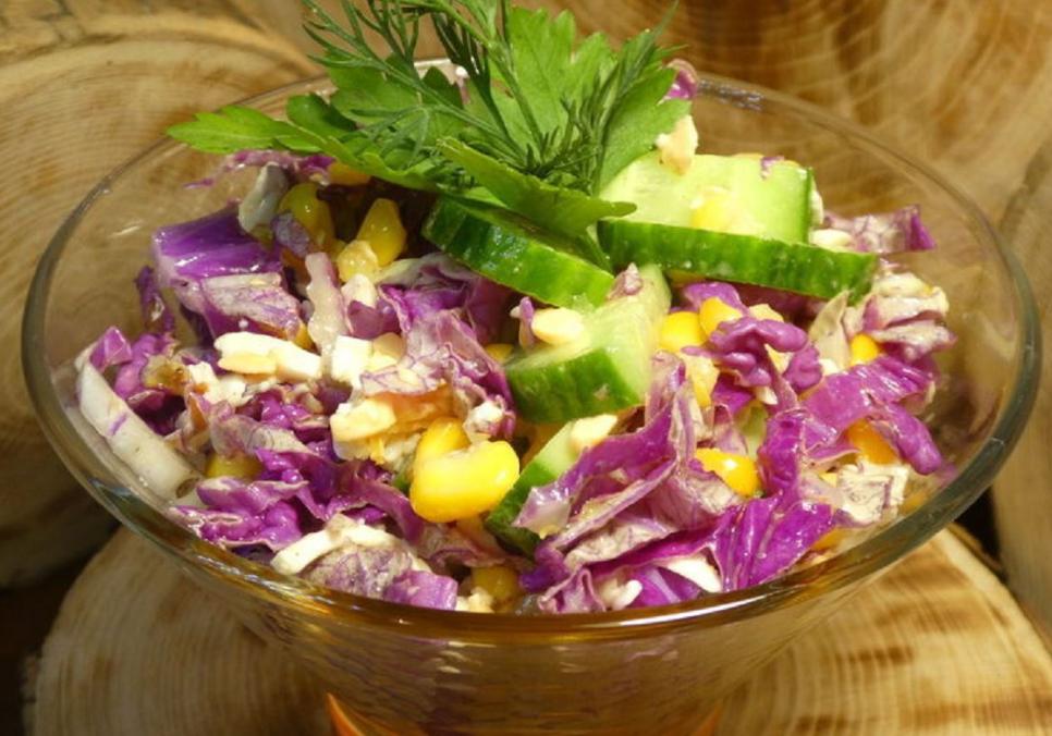 recepti smachnij pozhivnij salat z chervonoyu pekinskoyu kapustoyu 6882d264321e2 Рецепти: Смачний поживний салат з червоною пекінською капустою