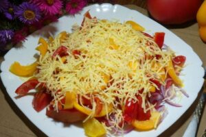 recepti smachnij pozhivnij salat z pomidorami ta percem shopskij 68705db7962b3 Рецепти: Смачний поживний салат з помідорами та перцем «Шопський»