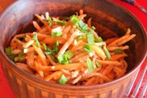 recepti smachnij pozhivnij salat z seleroyu morkvoyu i gorixami 6882d2753e345 Рецепти: Смачний поживний салат з селерою, морквою і горіхами