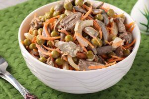 recepti smachnij sitnij salat iz kuryachix serdechok 6882d28453126 Рецепти: Смачний ситний салат із курячих сердечок