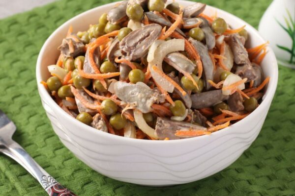 recepti smachnij sitnij salat iz kuryachix serdechok 6882d28453126 Рецепти: Смачний ситний салат із курячих сердечок