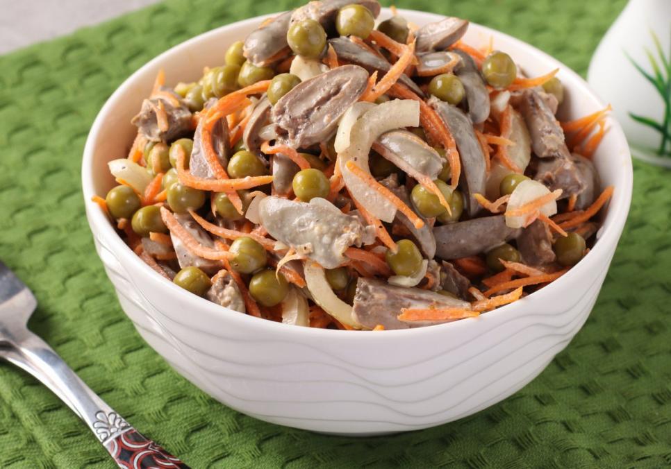 recepti smachnij sitnij salat iz kuryachix serdechok 6882d28453126 Рецепти: Смачний ситний салат із курячих сердечок