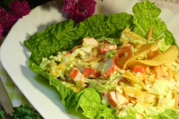 recepti smachnij sitnij salat z krabovimi palichkami ta chipsami 6882d258af4a8 Рецепти: Смачний ситний салат з крабовими паличками та чипсами