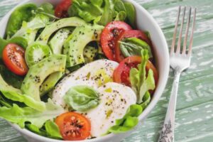 recepti smachnij svizhij salat variacid197 kapreze 68672306c864a Рецепти: Смачний свіжий салат “Варіації Капрезе”