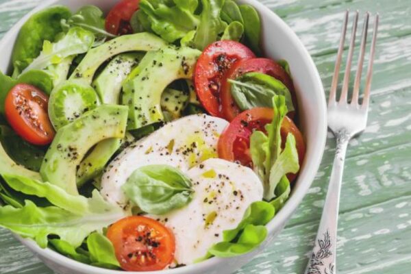 recepti smachnij svizhij salat variacid197 kapreze 68672306c864a Рецепти: Смачний свіжий салат “Варіації Капрезе”