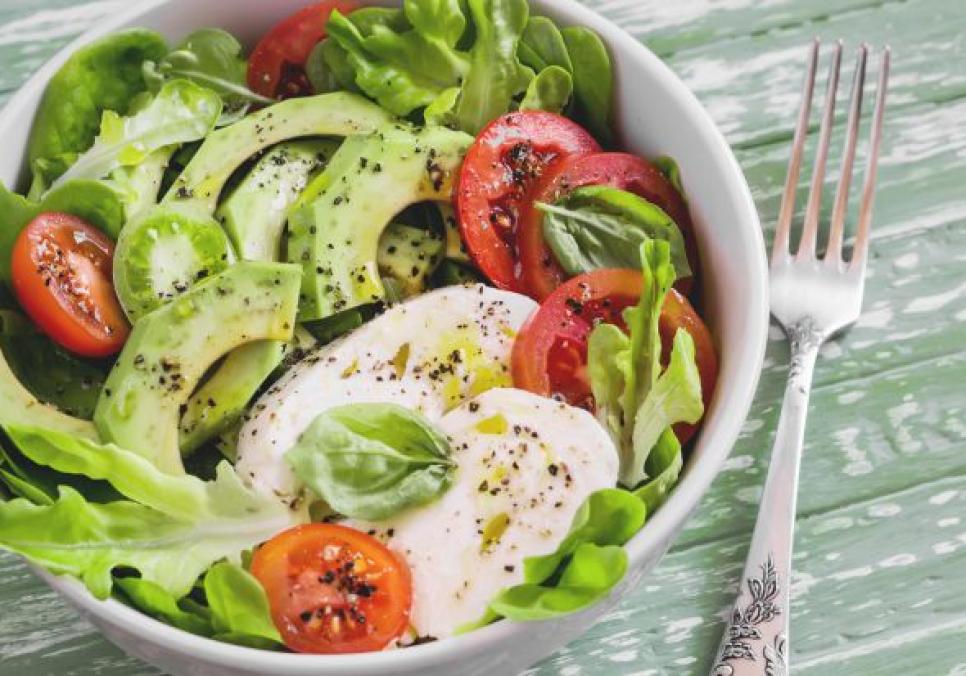 recepti smachnij svizhij salat variacid197 kapreze 68672306c864a Рецепти: Смачний свіжий салат “Варіації Капрезе”