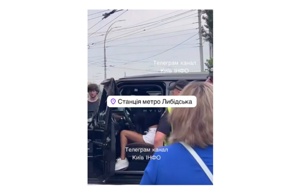 u kiyevi na libidskij zhinka za kermom gelika viletila z dorogi ta vrizalas v maf video 688018d36f63b У Києві на Либідській жінка за кермом «геліка» вилетіла з дороги та врізалась в МАФ – відео