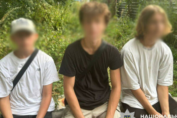 u kiyevi pidlitki zaradi rozvagi vilizli na budivelnij kran oshtrafuvali batkiv 6889534a65792 У Києві підлітки заради розваги вилізли на будівельний кран – оштрафували батьків
