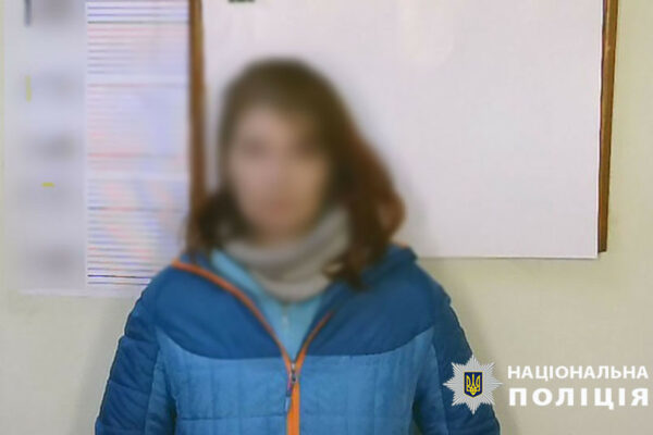 u kiyevi zhinka v stani spyaninnya pidpalila dveri susidiv i vlashtuvala bijku z policejskim 6876de0324311 У Києві жінка в стані сп’яніння підпалила двері сусідів і влаштувала бійку з поліцейським