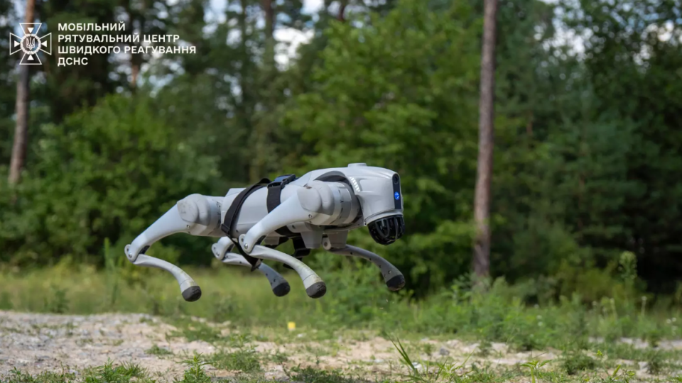 na kid197vshhini robotizovanij pes dopomagaye saperam u rozminuvanni foto 68ae3fe846c42 На Київщині роботизований «пес» допомагає саперам у розмінуванні, фото