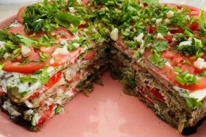 recepti smachnij ovochevij tort iz baklazhannix mlinciv 689547f2ce980 Рецепти: Смачний овочевий торт із баклажанних млинців