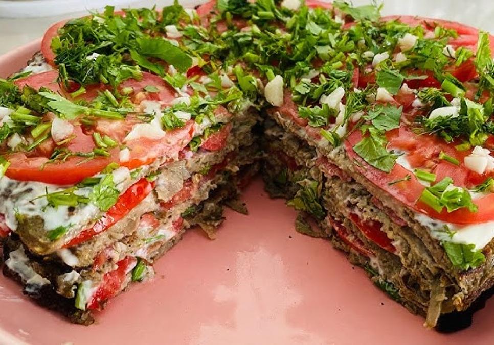 recepti smachnij ovochevij tort iz baklazhannix mlinciv 689547f2ce980 Рецепти: Смачний овочевий торт із баклажанних млинців
