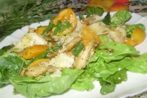 recepti smachnij pikantnij salat z abrikosami ta kuryachim file 68a7bc8a886f9 Рецепти: Смачний пікантний салат з абрикосами та курячим філе