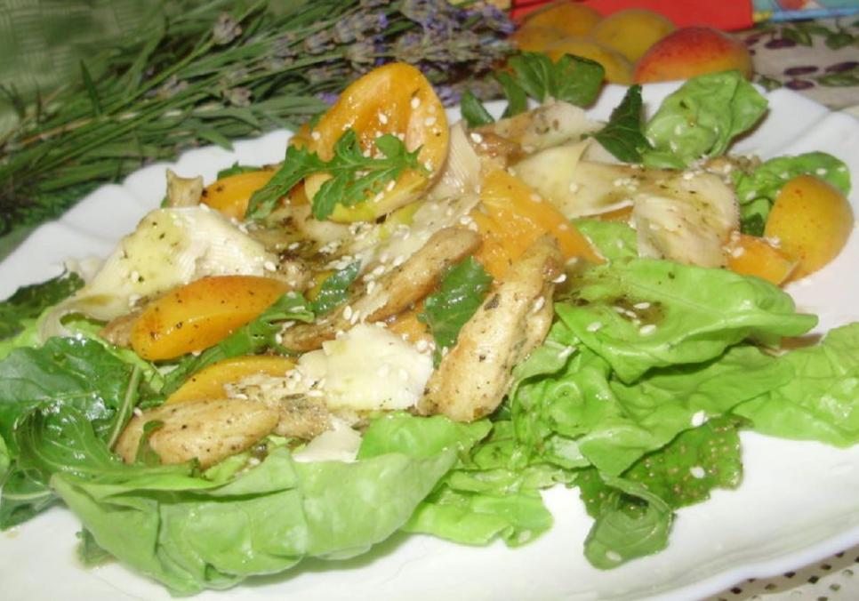 recepti smachnij pikantnij salat z abrikosami ta kuryachim file 68a7bc8a886f9 Рецепти: Смачний пікантний салат з абрикосами та курячим філе