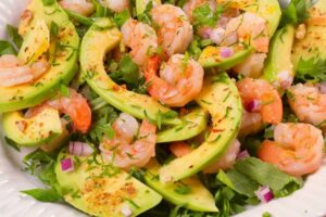 recepti smachnij pozhivnij salat z krevetkami ta avokado 689e81f7c0be5 Рецепти: Смачний поживний салат з креветками та авокадо