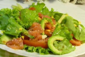 recepti smachnij pozhivnij salat z somgoyu avokado ta mango 688c0cf1c2539 Рецепти: Смачний поживний салат з сьомгою, авокадо та манго