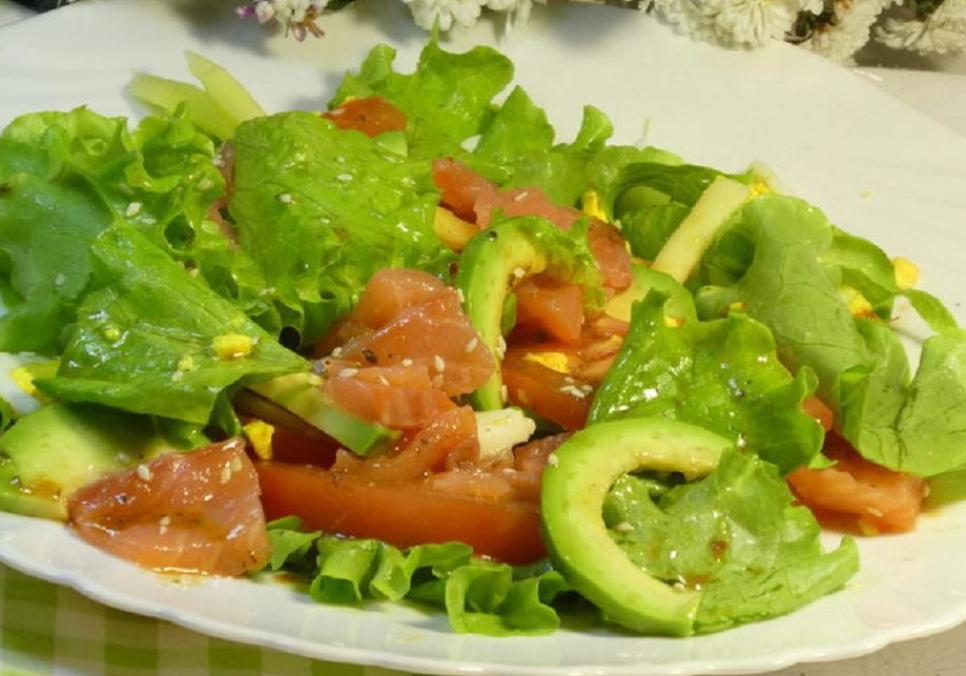 recepti smachnij pozhivnij salat z somgoyu avokado ta mango 688c0cf1c2539 Рецепти: Смачний поживний салат з сьомгою, авокадо та манго