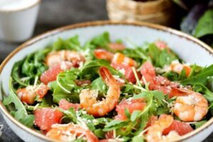 recepti smachnij sitnij salat z krevetkami rukoloyu i parmezanom 68a7bc962a4ae Рецепти: Смачний ситний салат з креветками, руколою і пармезаном