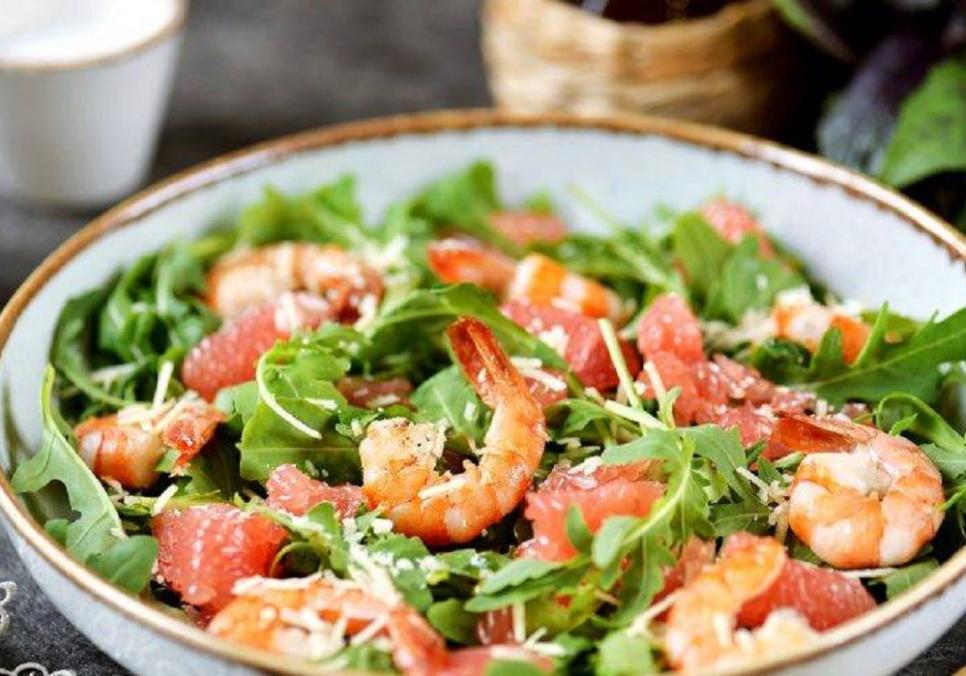 recepti smachnij sitnij salat z krevetkami rukoloyu i parmezanom 68a7bc962a4ae Рецепти: Смачний ситний салат з креветками, руколою і пармезаном