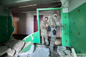 u kiyevi cholovik pidirvav vlasnu kvartiru troye policejskix postrazhdali shho vidomo 68928de66661d У Києві чоловік підірвав власну квартиру — троє поліцейських постраждали, що відомо