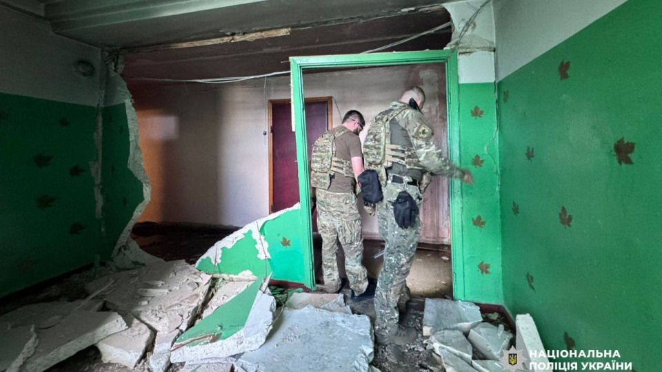 u kiyevi cholovik pidirvav vlasnu kvartiru troye policejskix postrazhdali shho vidomo 68928de66661d У Києві чоловік підірвав власну квартиру — троє поліцейських постраждали, що відомо