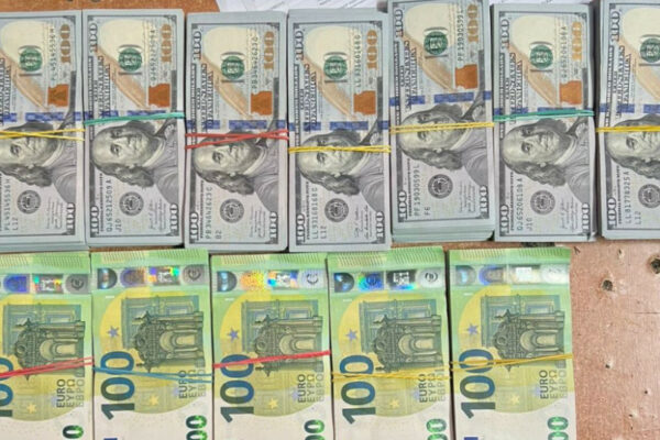 На кордоні з Польщею викрили чоловіка, який намагався винести з України $30700 та €8200 na kordoni z polshheyu vikrili cholovika yakij namagavsya vinesti z ukrad197ni 30700 ta e8200 68b777277162e На кордоні з Польщею викрили чоловіка, який намагався винести з України $30700 та €8200