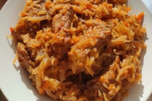 recepti smachna apetitna kapusta zi svinyachimi rebercyami 68cca6a30dab2 Рецепти: Смачна апетитна капуста зі свинячими реберцями