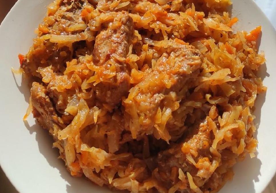 recepti smachna apetitna kapusta zi svinyachimi rebercyami 68cca6a30dab2 Рецепти: Смачна апетитна капуста зі свинячими реберцями