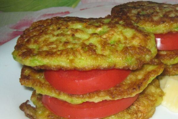 recepti smachni xrustki kabachkovi oladki z tverdim sirom 68c36c0054d5a Рецепти: Смачні хрусткі кабачкові оладки з твердим сиром