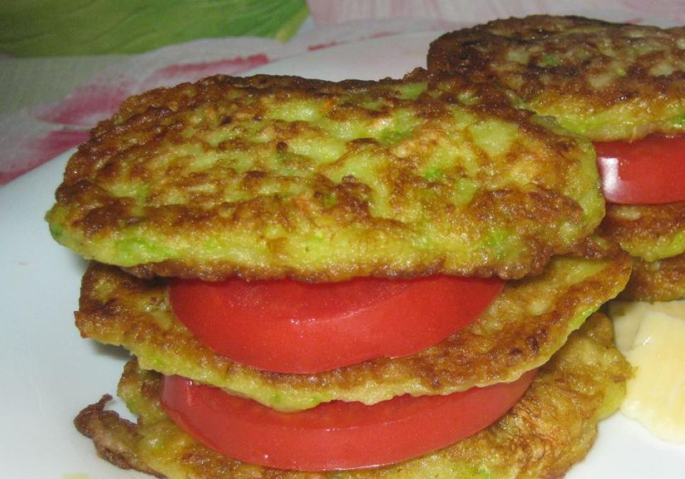 recepti smachni xrustki kabachkovi oladki z tverdim sirom 68c36c0054d5a Рецепти: Смачні хрусткі кабачкові оладки з твердим сиром