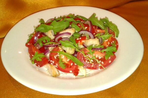recepti smachnij sitnij salat z pomidorami ta kuryachoyu grudinkoyu 68cca692c136a Рецепти: Смачний ситний салат з помідорами та курячою грудинкою