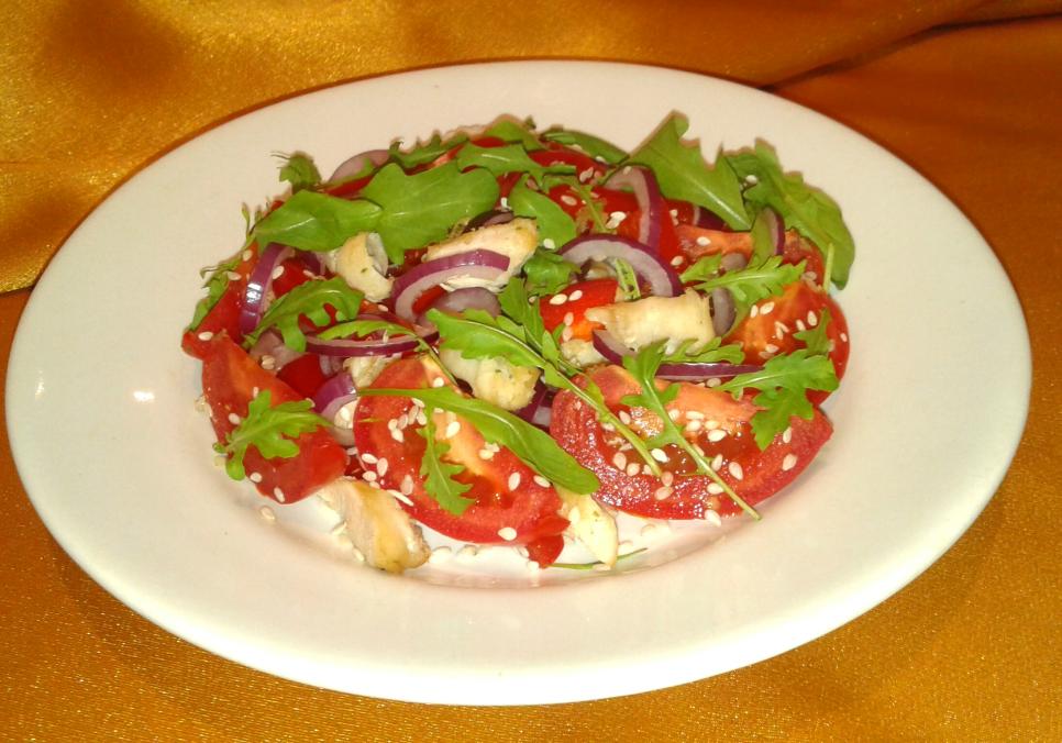 recepti smachnij sitnij salat z pomidorami ta kuryachoyu grudinkoyu 68cca692c136a Рецепти: Смачний ситний салат з помідорами та курячою грудинкою