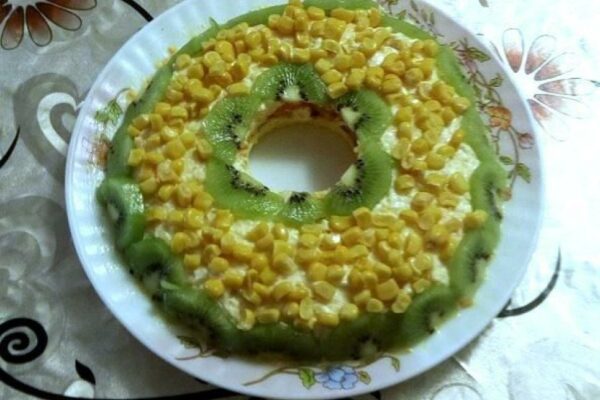 recepti smachnij svyatkovij salat iz kurkoyu sonyachnij 68d5e16b5035c Рецепти: Смачний святковий салат із куркою «Сонячний»