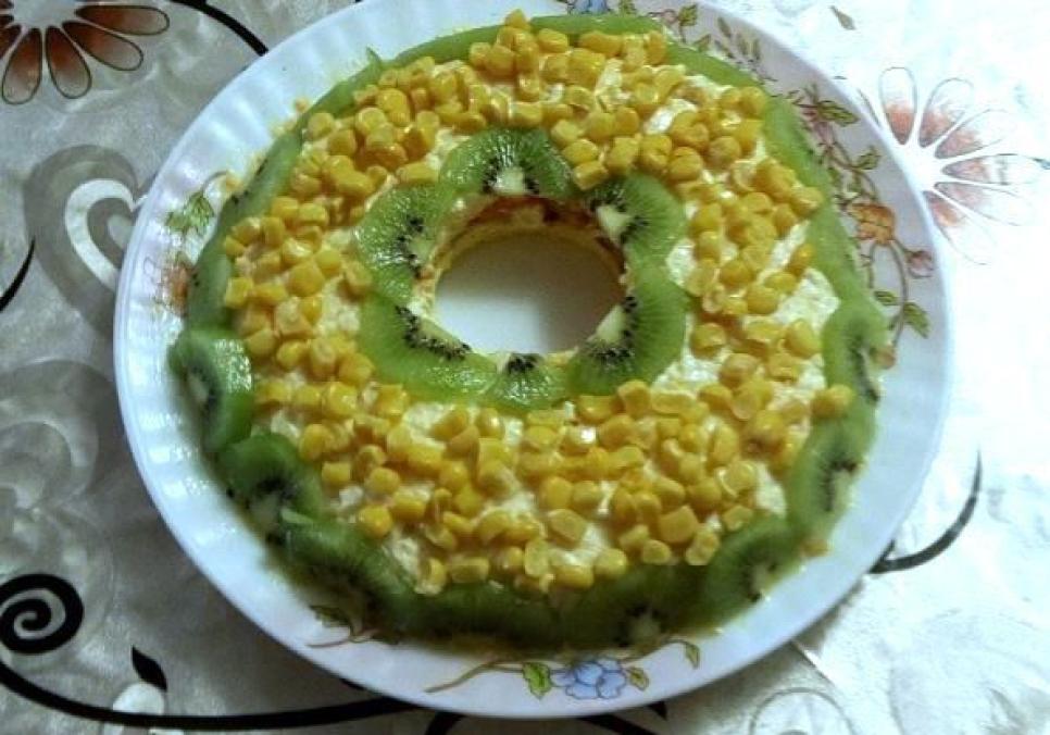 recepti smachnij svyatkovij salat iz kurkoyu sonyachnij 68d5e16b5035c Рецепти: Смачний святковий салат із куркою «Сонячний»