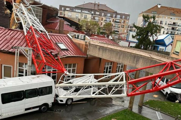 Потужний торнадо наробив лиха у передмісті Парижа: є загиблий, відео potuzhnij tornado narobiv lixa u peredmisti parizha ye zagiblij video 68f810a0b69ec Потужний торнадо наробив лиха у передмісті Парижа: є загиблий, відео
