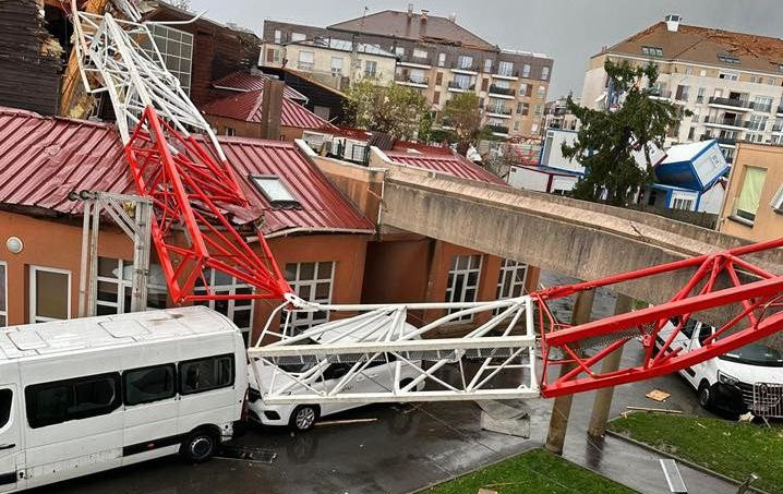 potuzhnij tornado narobiv lixa u peredmisti parizha ye zagiblij video 68f810a0b69ec Потужний торнадо наробив лиха у передмісті Парижа: є загиблий, відео