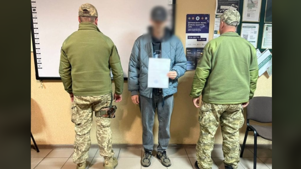 pryamuvav do bolgarid197 na trening 26 richnij cholovik namagavsya vid197xati za pidroblenimi dokumentami pro vidryadzhennya 69014b8acefad Прямував до Болгарії на тренінг — 26-річний чоловік намагався виїхати за підробленими документами про відрядження