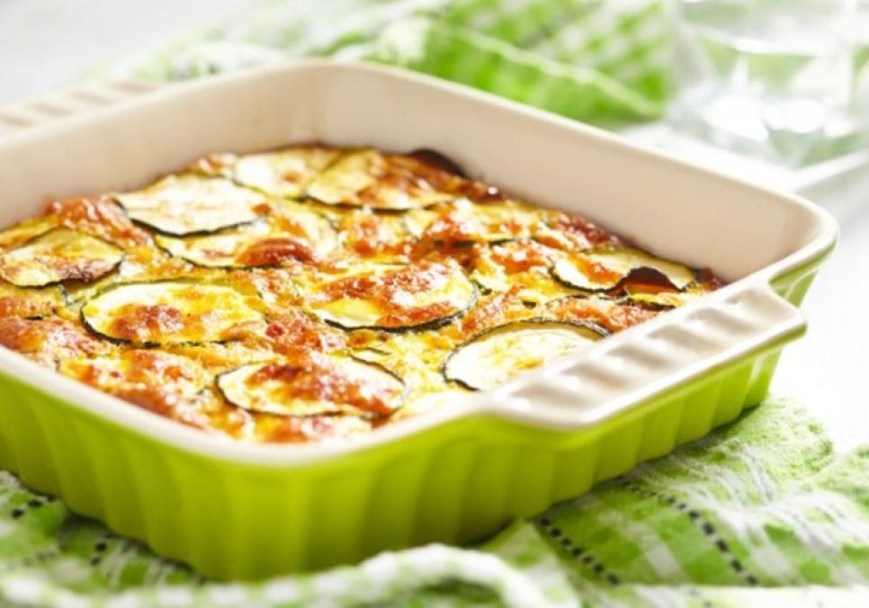 recepti smachni diyetichni kabachki zapecheni v duxovci pid sirnoyu skorinkoyu 68e8564c39000 Рецепти: Смачні дієтичні кабачки, запечені в духовці під сирною скоринкою