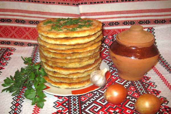 recepti smachni domashni aromatni perepichki z cibuleyu kropom ta shkvarkami 6904056dcc7ab Рецепти: Смачні домашні ароматні перепічки з цибулею, кропом та шкварками