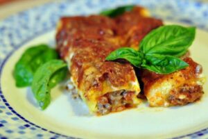 recepti smachni domashni zapecheni mlinci z myasnoyu nachinkoyu 69040578acf44 Рецепти: Смачні домашні запечені млинці з м’ясною начинкою