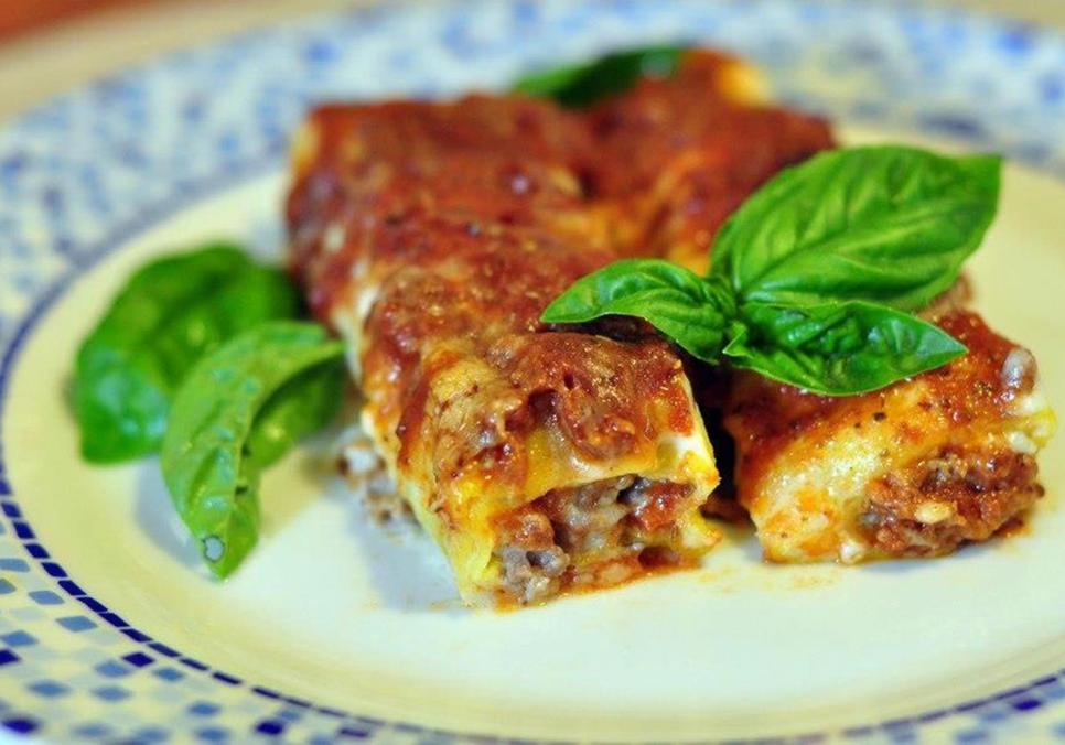 recepti smachni domashni zapecheni mlinci z myasnoyu nachinkoyu 69040578acf44 Рецепти: Смачні домашні запечені млинці з м’ясною начинкою