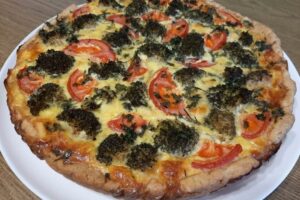 recepti smachnij domashnij kish z brokoli pomidorom ta kuryatinoyu 6904057316e25 Рецепти: Смачний домашній кіш з броколі, помідором та курятиною