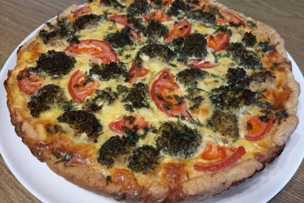 recepti smachnij domashnij kish z brokoli pomidorom ta kuryatinoyu 6904057316e25 Рецепти: Смачний домашній кіш з броколі, помідором та курятиною