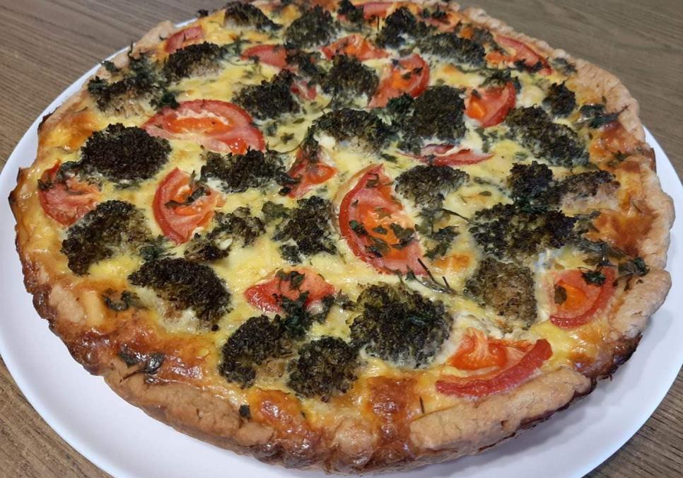 recepti smachnij domashnij kish z brokoli pomidorom ta kuryatinoyu 6904057316e25 Рецепти: Смачний домашній кіш з броколі, помідором та курятиною