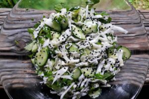 recepti smachnij domashnij ovochevij salat z chornim kunzhutom 68f1908b03a5b Рецепти: Смачний домашній овочевий салат з чорним кунжутом